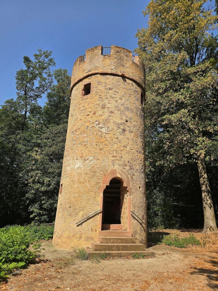 „Bürger für Gelnhausen“ reparieren schadhafte Treppe am Wartturm